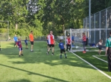 Laatste training S.K.N.W.K. JO8-1 (partijtje tegen de ouders) van maandag 2 juni 2025 (62/123)